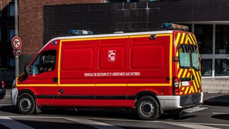Pas-de-Calais : une jeune fille de 22 ans tente de mettre fin à ses jours en s’immolant par le feu sur un parking
