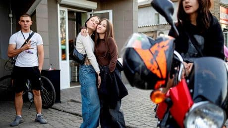 « Je ne partirai pas sans mes amis » : avoir 20 ans dans le Donbass