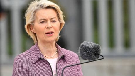 Von der Leyen al confine Est: "Putin predatore da fermare. Il piano per le truppe a Kiev"