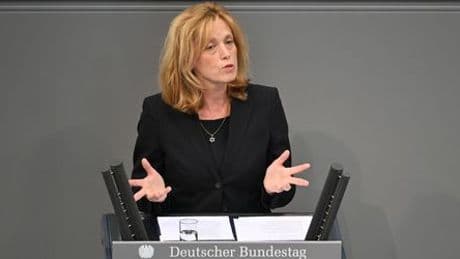 Sozialleistung: Ministerin Karin Prien fordert Unterstützung für Pflege von Angehörigen