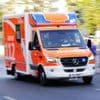 Unfall in Berlin-Mittte: Auto bleibt auf der Seite liegen – zwei Verletzte