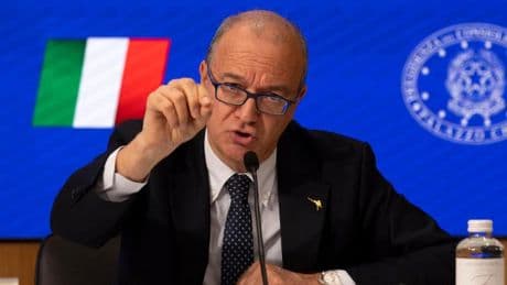 Il ministro Valditara: “Per i corsi di sessualità a scuola serve il consenso dei genitori. Arresto in flagranza per chi picchia i docenti”