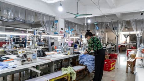 Chinese Factories Slow in Early Sign of Trade War’s Toll