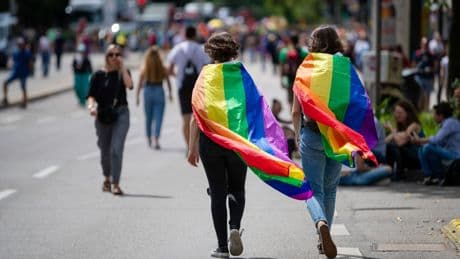 Regenbogenfamilien: 50.000 Kinder wachsen mit gleichgeschlechtlichen Eltern auf