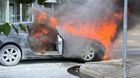 Feuerwehreinsatz in Kaarst: Auto steht vor Kreisverkehr in Flammen