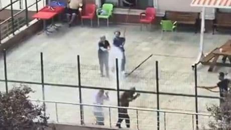 Hem serinledi hem eğlendiler... Engelli bireylerle bakıcıların su savaşı kamerada