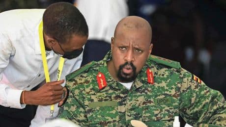 Zoon Oegandese president zegt bodyguard oppositieleider in zijn kelder vast te houden: ’Ik ga hem nog castreren’