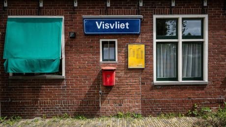 Met de pet rond: deze bewoners betaalden zelf de woningen waarmee ze  jongeren konden behouden