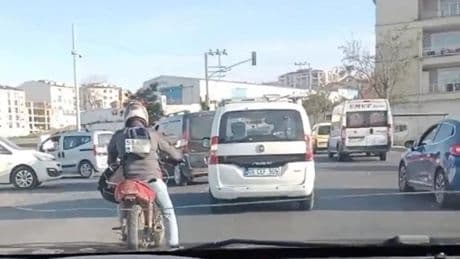 Trafikte ilginç anlar: Plaka yerinden çıkınca...