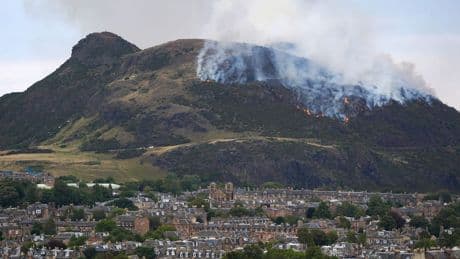 Brand auf Berg in Edinburgh