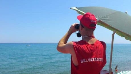 Bagnini in sciopero a Rimini: «Lasciateci la pausa pranzo». Protesta per i turni alternati e i 300 metri di spiaggia da sorvegliare