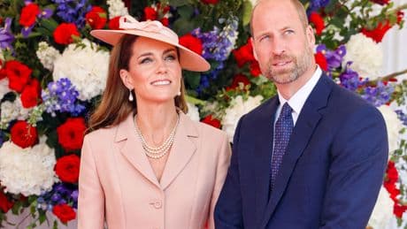 Kate Middleton se viste de Dior por primera vez para recibir a Emmanuel y Brigitte Macron