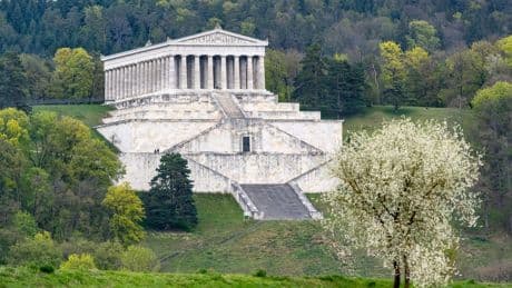 Walhalla in Bayern: Mann stürzt bei Regensburg ab und stirbt