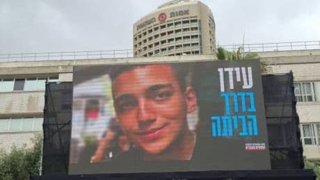 Hamas libera l'ostaggio israelo-americano: Idan Alexander consegnato alla Croce Rossa