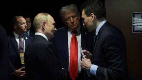 Trump'ın mikrofonu açık unutuldu: Putin'le ilgili söylediği olay oldu