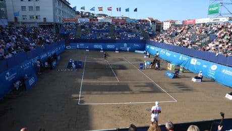 El Torneo de Luanco, una competición de tenis única en el mundo sobre arena... y que depende de las olas del mar
