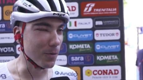 Ayuso abandona el Giro de Italia tras un calvario de varias caídas y las picaduras de una avispa
