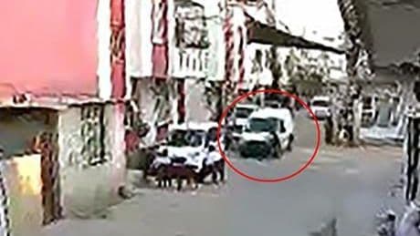 Sürücüsünün 'dur' ihtarına uymadığı araçtan 5 tabanca ve 1 Kalaşnikof çıktı