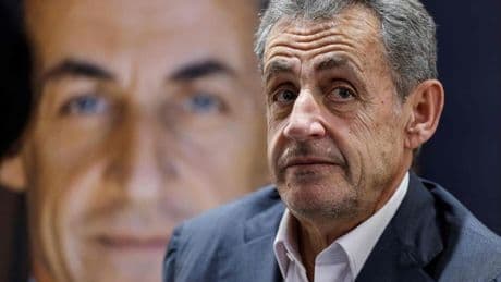 Macron salva a Sarkozy de la humillación de perder su medalla de la Legión de Honor