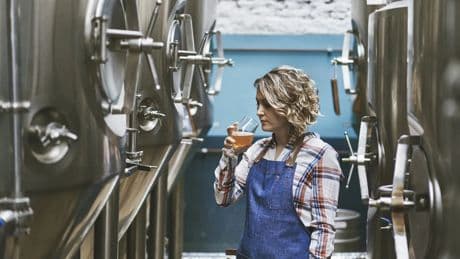 Quiénes eran 'las cerveceras', la mujeres que fueron casi borradas de la historia 'por brujas'