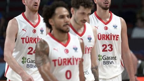 12 Dev Adam liderlik için Sırbistan karşısında!