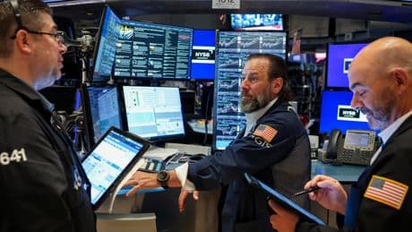 Wall Street duda antes de los datos oficiales de empleo y tras la llamada de Trump y Xi