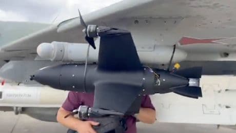 Rusia está usando bridas para atar drones interceptores a sus cazas de combate. Y es una idea pésima
