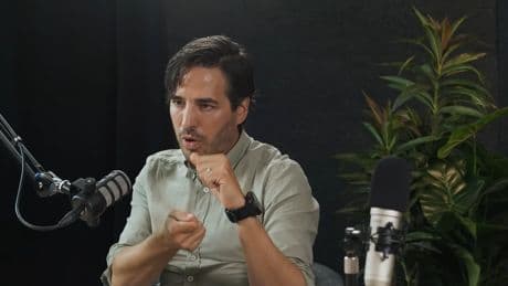 Victor Hidalgo, cirujano maxilofacial y estético: “Yo siempre lo digo: las modas pasan, pero las caras se quedan. Nos piden cosas que no existen en la naturaleza”