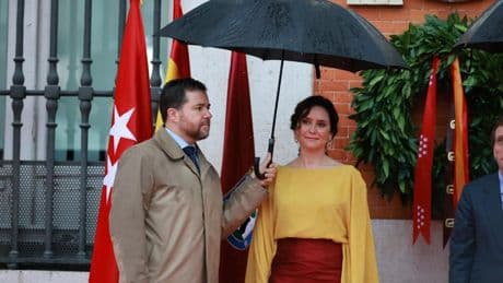 La tormenta desluce el Dos de Mayo que Ayuso convierte en un nuevo ataque a Sánchez por el apagón