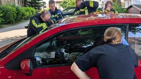 Bochum: Mädchen in Auto eingeschlossen – Feuerwehr befreit Vierjährige