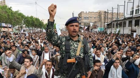 Attacco israeliano contro gli Houthi, colpiti tre porti in Yemen
