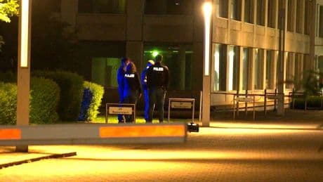Sie lag hinter einem Bürohochhaus - Frau tot, zwei junge Männer festgenommen