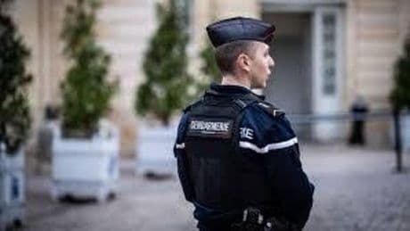 Francia, studente di 15 anni accoltella a morte la bidella durante il controllo degli zaini