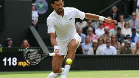 Novak Djokovic komt dramatische start te boven en staat in kwartfinale Wimbledon