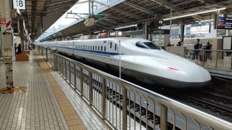 Japanischer Bahnverkehr - Ein Flugzeug auf Schienen
