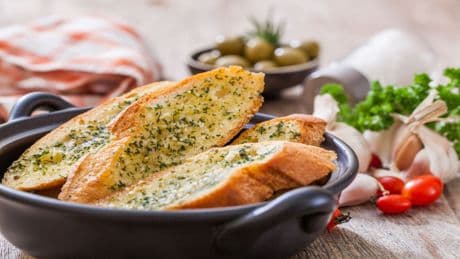 Beliebte Beilage im Test: So urteilt ÖKO-TEST über Kräuterbaguettes
