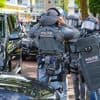 Bewoner zwaargewond door kettingzaag van het arrestatieteam dat binnenvalt