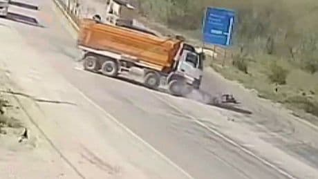 Malatya feci ölüm: Kamyona çarptı, yola savruldu