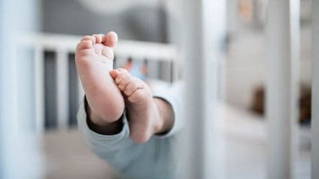 Congelé depuis 30 ans à l'état d'embryon, le "plus vieux bébé du monde" est né aux États-Unis