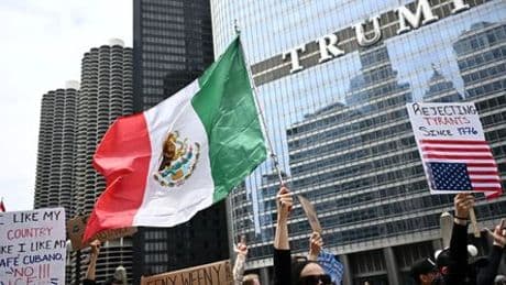 Zehntausende protestieren gegen Donald Trump – Auto fährt in Menschengruppe