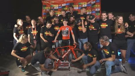 Provisorische Vuelta-huldiging Vingegaard op parkeerplaats: 'Waren we wel veilig?'