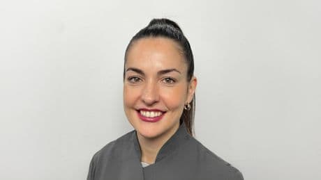 Dra. Janira Sánchez, odontóloga: “Enjuagarte con agua después de cepillarte los dientes es como tirar por el desagüe todos los beneficios y principios activos del dentífrico”