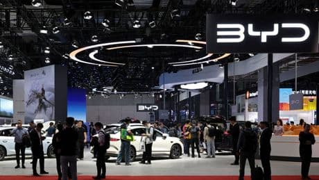 Cina, la guerra dei prezzi spinge le vendite di auto. Case estere, quota in calo