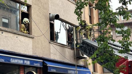 Beyoğlu'nda 6 katlı apartmanda yangın! 2 kişi mahsur kaldı