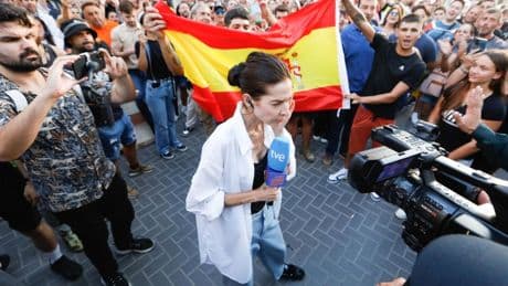 La concentración contra la inmigración en Torre Pacheco acaba con insultos y empujones a periodistas: "¡Manipuladores!"