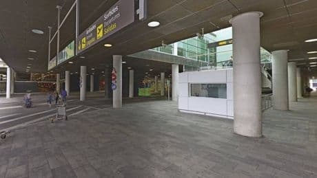 Il bambino ha il passaporto scaduto, i genitori lo lasciano in aeroporto e partono lo stesso