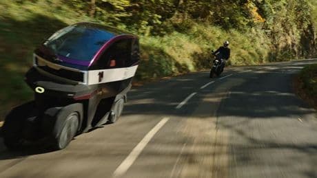 Kippt wie ein Motorrad, fährt wie ein Auto: Franzosen erfinden irres Stadt-E-Fahrzeug