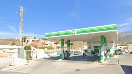 Muere un hombre y otro resulta herido tras ser tiroteados junto a una gasolinera en Almería