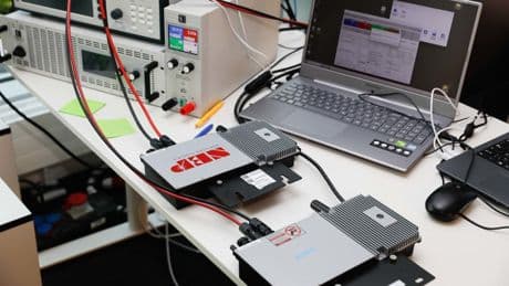 Wechselrichter-Test 2025: Diese eignen sich fürs Balkonkraftwerk mit 800 Watt