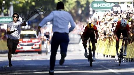 Placan a un espontáneo que se coló en el sprint final de la etapa del Tour en Toulouse